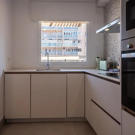 Bright With Views 3 Bedrooms 2 Bathrooms Apartment *